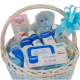 Canastilla de bebé para un baño hidratante con productos Mustela Baby y accesorios de farmacia